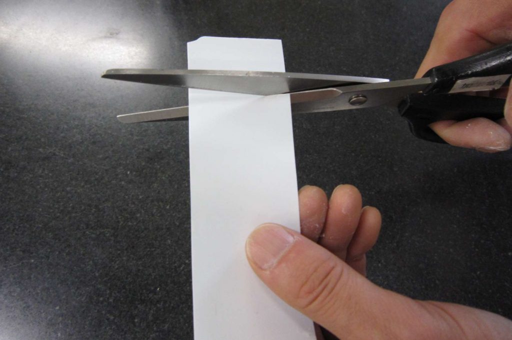 ハサミで自由にカットできるため、用途に合わせた形状に加工してお使いいただけます。